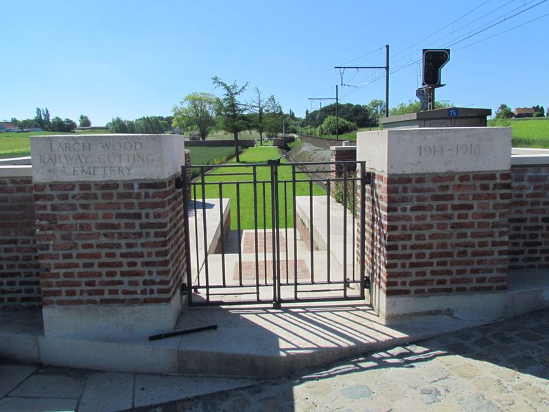 Larch Wood (Railway Cutting)  Cemetery